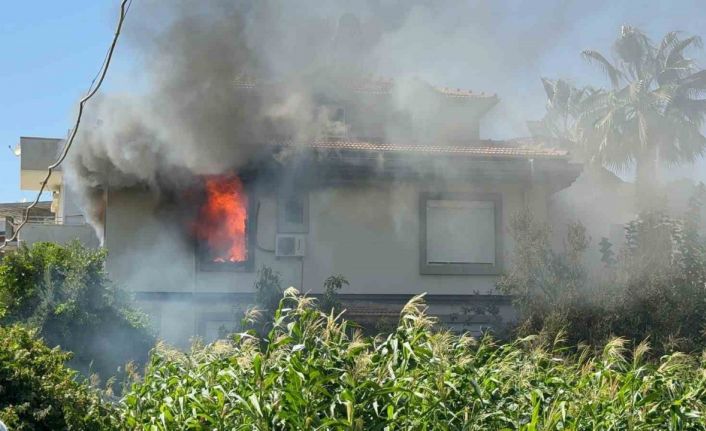 2 katlı müstakil evde yangın paniği