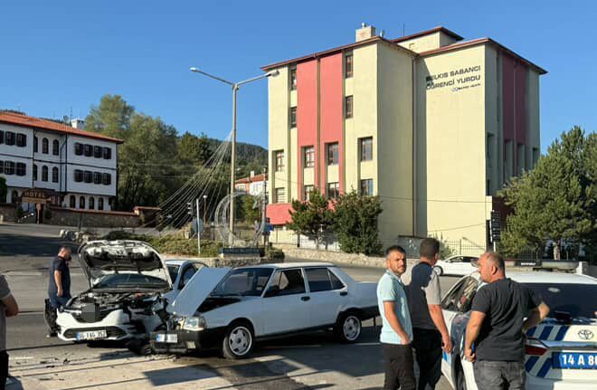 2 otomobil kafa kafaya çarpıştı