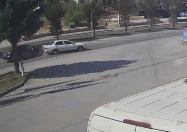 3 aracın karıştığı kaza güvenlik kamerasında