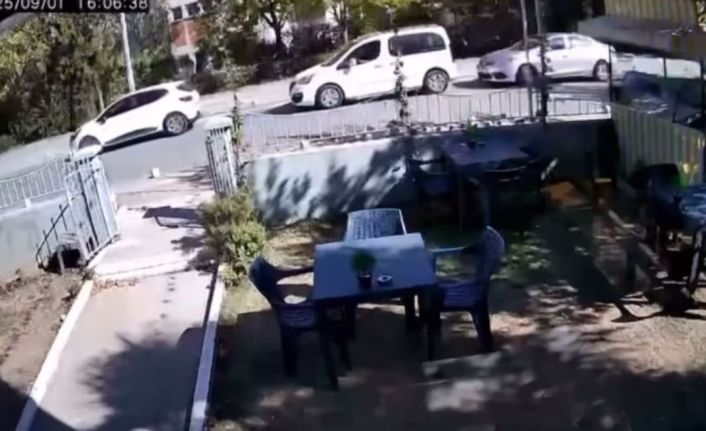 3 aracın karıştığı zincirleme kaza kamerada