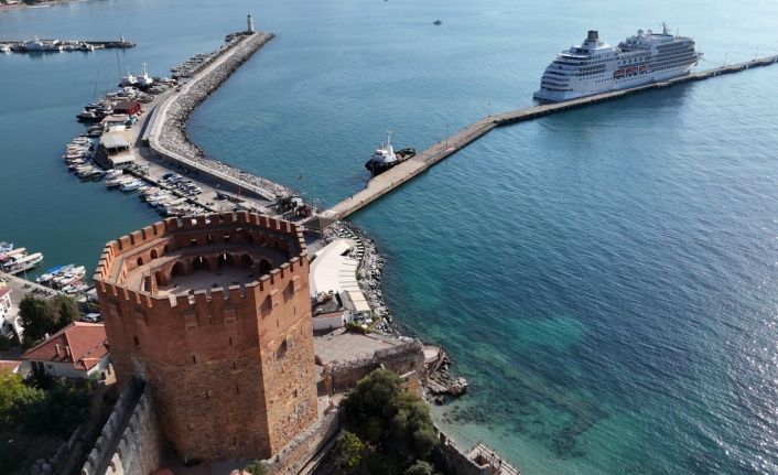 445 yolcu 362 mürettebatlı kruvaziyer Alanya iskelesine ulaştı