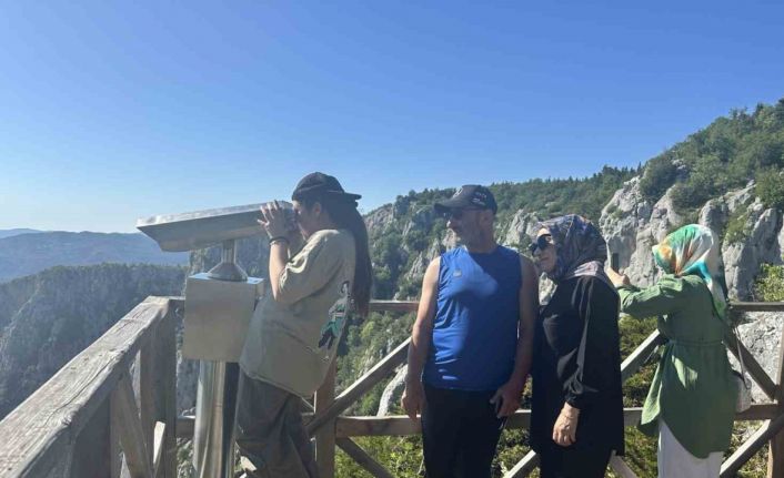 450 metrede adrenalin ve görsel şölen bir arada: Cam teras ziyaretçi akınına uğruyor