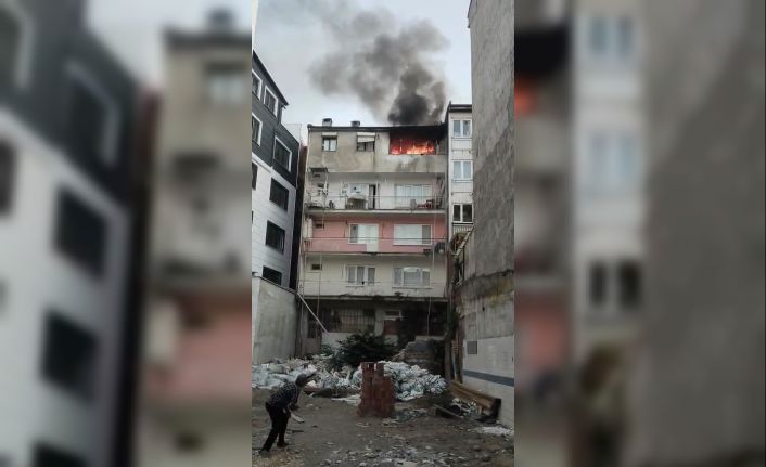 4 katlı apartmanda çıkan yangın panik yaşattı