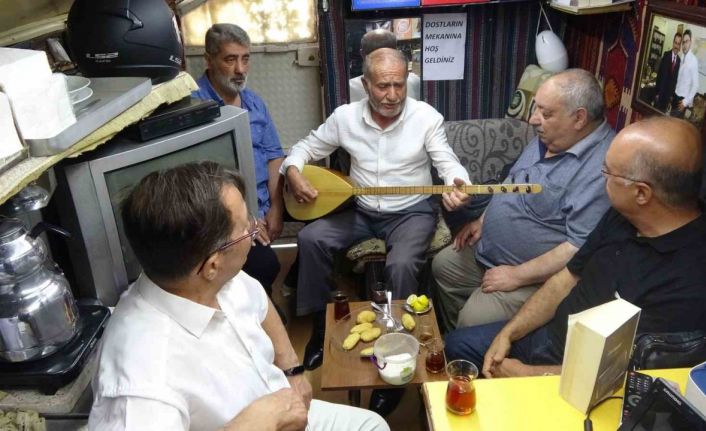 4 metrekarelik garaj, sanatseverlerin buluşma noktası oldu