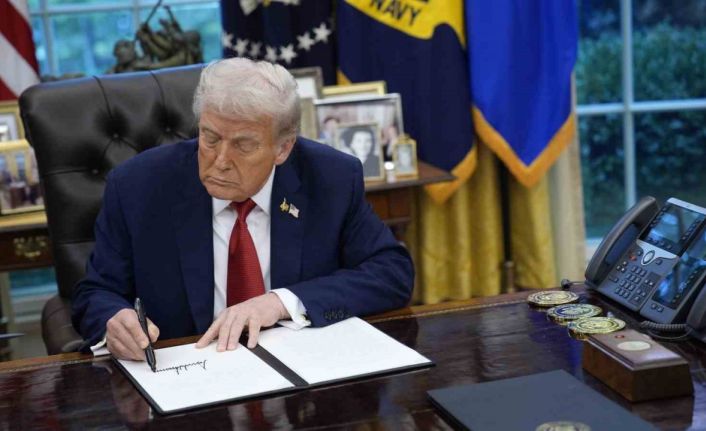 ABD Başkanı Trump: "Ülkede fabrika inşa etmeyen ilaç şirketlerinin ürünlerine yüzde 100 gümrük vergisi uygulanacak"