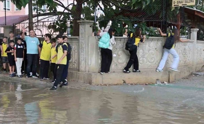 Adana Kozan’da fırtına ve yağmur etkili oldu