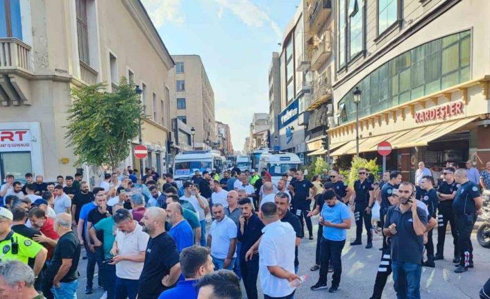 Adana’da dolmuş şoförlerinden eylem: Trafik kilitlendi