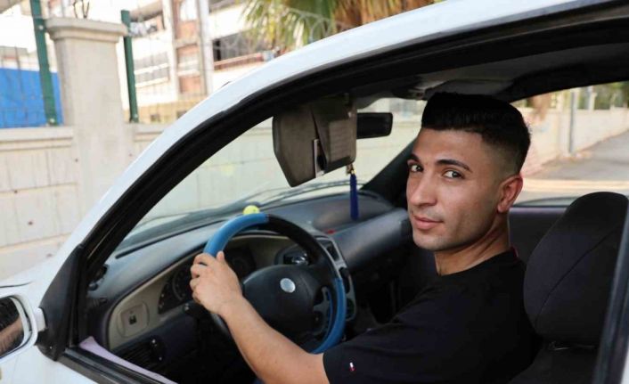 Adana’dan renkli görüntüler: Otomobilini balon ve yazılarla süsledi, eşini karşıladı