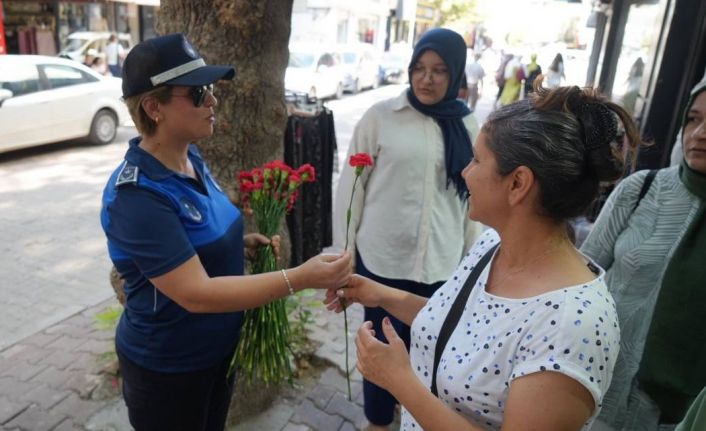 Adıyaman Belediyesi zabıtası esnafa kırmızı karanfil dağıttı