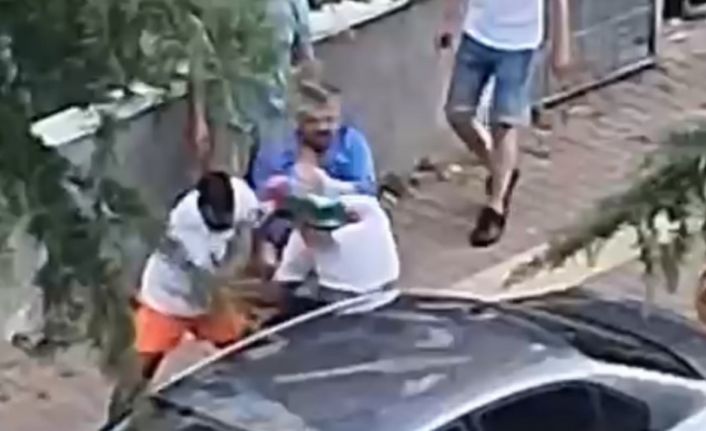 Ağabeyini darbedeni bıçakladı: O anlar kamerada