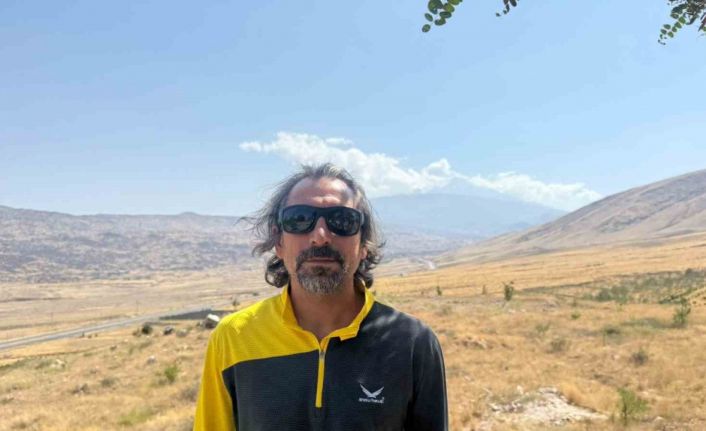 Ağrı Dağı’nın zirvesinde buzul çatlakları görüntülendi