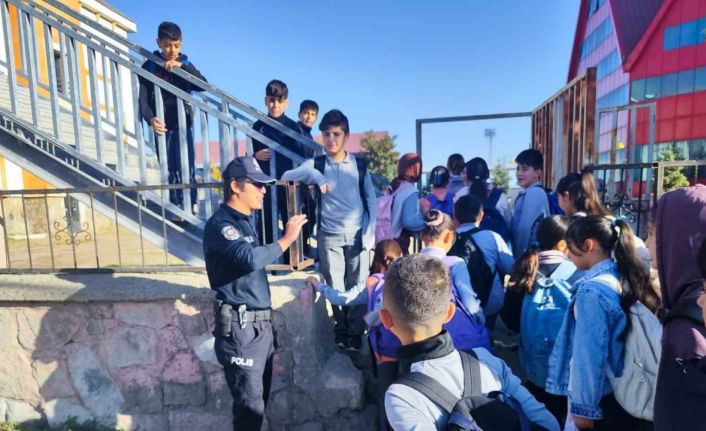 Ağrı’da polis ekipleri okul çevrelerinde denetimlerini sürdürüyor