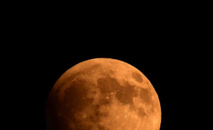 Ahlat’ta ’Kanlı Ay’ tutulması görüntülendi