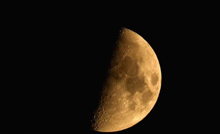 Ahlat’ta yarım ay manzarası mest etti