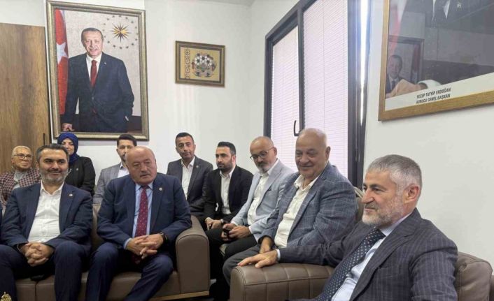 AK Parti Mersin Milletvekili Nureddin Nebati, Avcılar’da vatandaşlarla buluştu