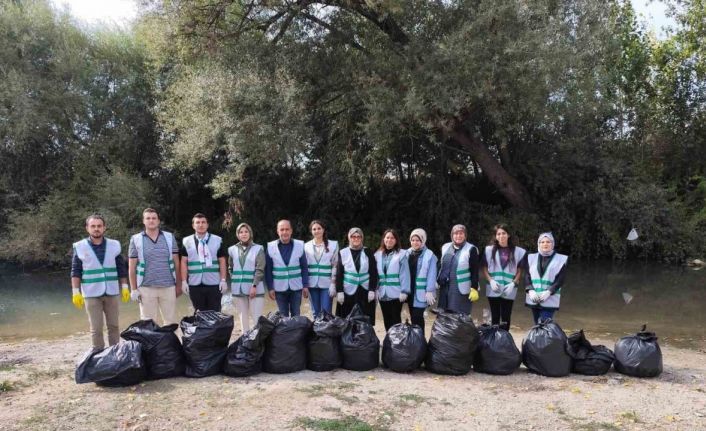 AK Parti’den Porsuk Çayı kenarında çevre temizliği
