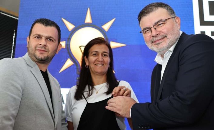 AK Partili Saygılı, Kemalpaşa’da yeni üyelere rozet taktı; CHP’den de katılım var