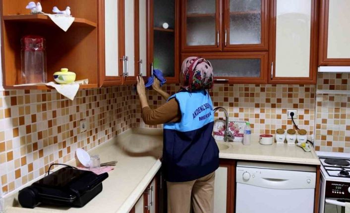 Akdeniz Belediyesinin evde temizlik hizmeti sürüyor