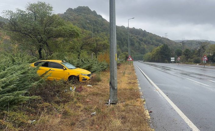 Alaplı’da ticari taksi aydınlatma direğine çarptı: 1 yaralı