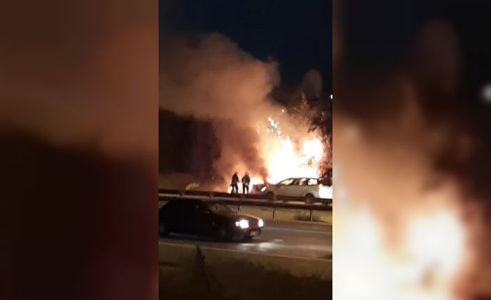 Alev alev yanan otomobil kullanılamaz hale geldi