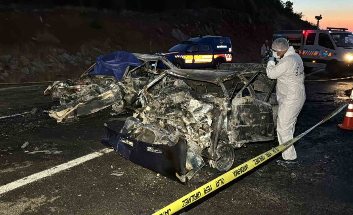 Alev topuna dönen otomobillerden geriye demir yığınları kaldı