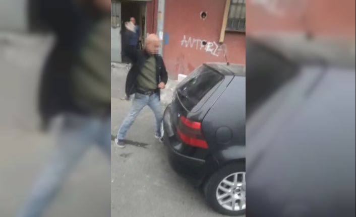 Alkollü şahıs hakaretler yağdırdığı esnafın aracına zarar verdi