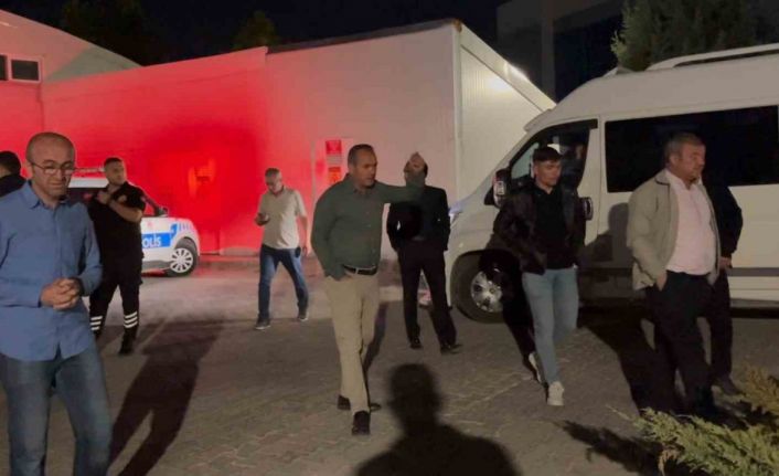 Ambulansı kilometrelerce kovalayıp sıkıştırdılar, başhekimlik bahçesine 1 minibüs adam çağırdılar