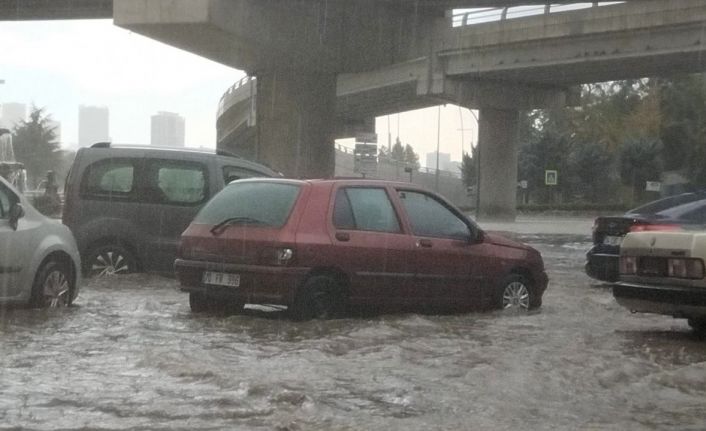 Ankara’da etkili olan sağanak trafikte aksamaya neden oldu