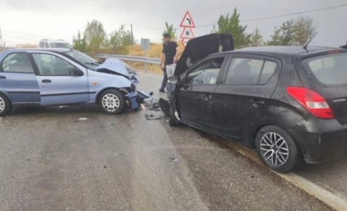 Ankara’da iki otomobil kafa kafaya çarpıştı: 6 yaralı