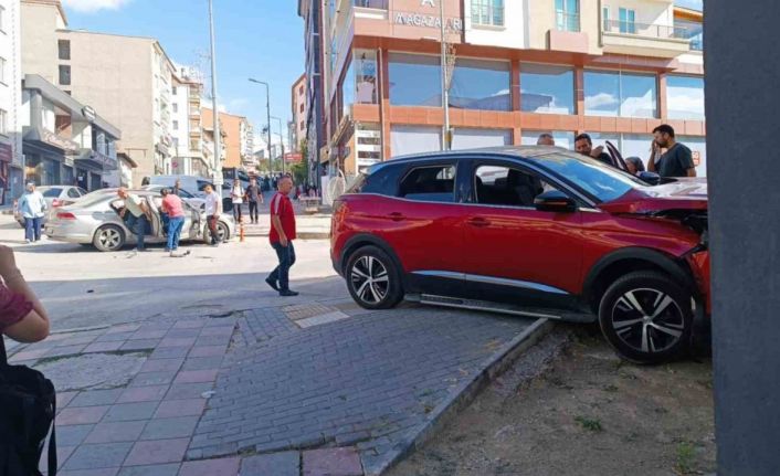 Ankara’da iki otomobilin çarpıştığı kaza paniğe neden oldu