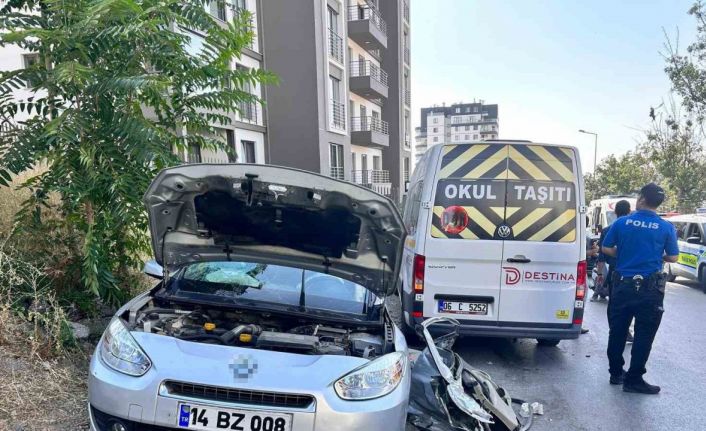 Ankara’da otomobil ile servis minibüsü kafa kafaya çarpıştı: 12 yaralı