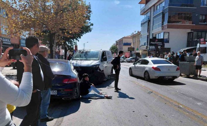 Ankara’da ticari araç ile otomobil çarpıştı: 2 yaralı