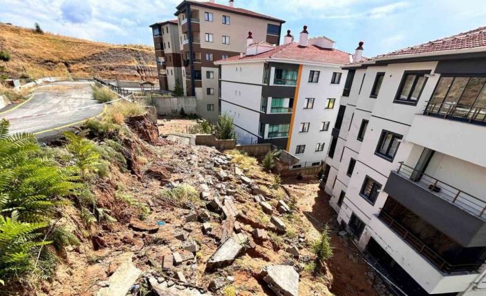 Ankara’da yağmur sonrası istinat duvarı yıkıldı