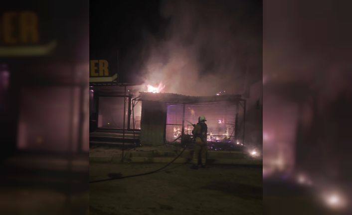 Antakya’da alevlere teslim olan iş yeri kullanılmaz hale geldi