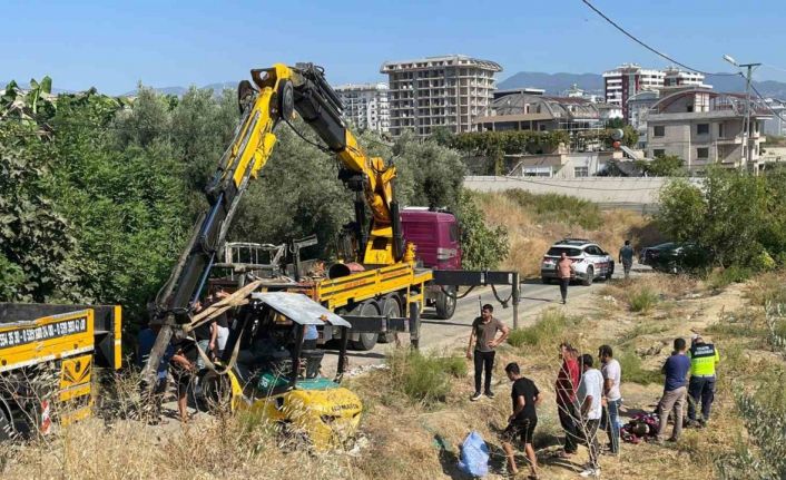 Antalya’da devrilen forkliftin altında kalan sürücü hayatını kaybetti