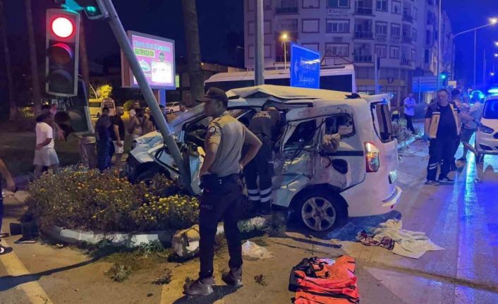 Antalya’da kırmızı ışık ihlali kazayı da beraberinde getirdi: 3’ü ağır 6 yaralı