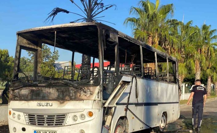 Antalya’da park halindeki midibüs alev alev yandı