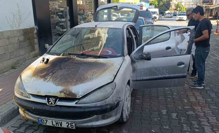 Antalya’da seyir halindeki otomobilin yandı