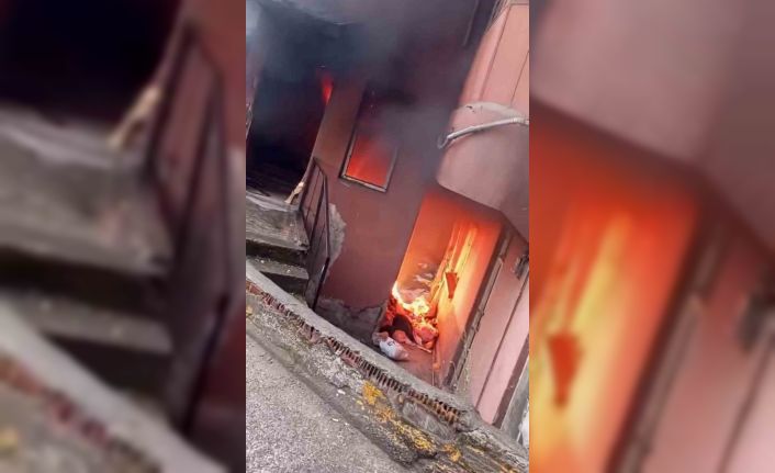 Apartman girişinde çıkan yangın söndürüldü