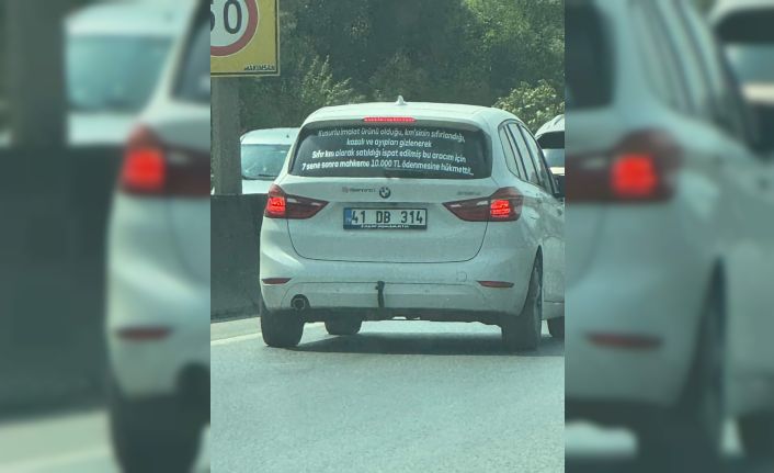 Arabasının arkasına yazdığı yazıyı gören dönüp bir daha bakıyor