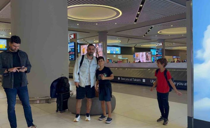 Arda Turan, milli takım arasında Türkiye’ye geldi