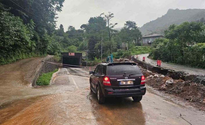 Arhavi’de heyelan riski nedeniyle tünel trafiğe kapatıldı