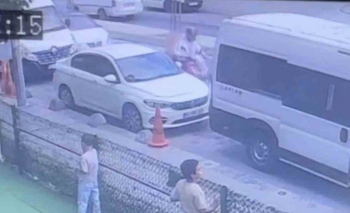 Arnavutköy’de yol verme tartışması kazayla sonlandı: Otomobil motosikletliye çarptı