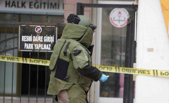 ATM önünde unutulan şüpheli çanta polisi alarma geçirdi