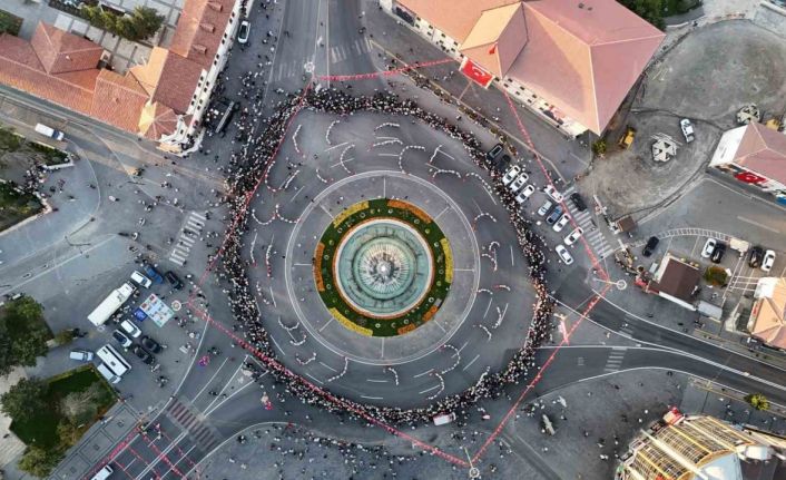 Aynı anda bin 58 kişi halay çekti, tarihi meydanda eşsiz görüntüler oluştu