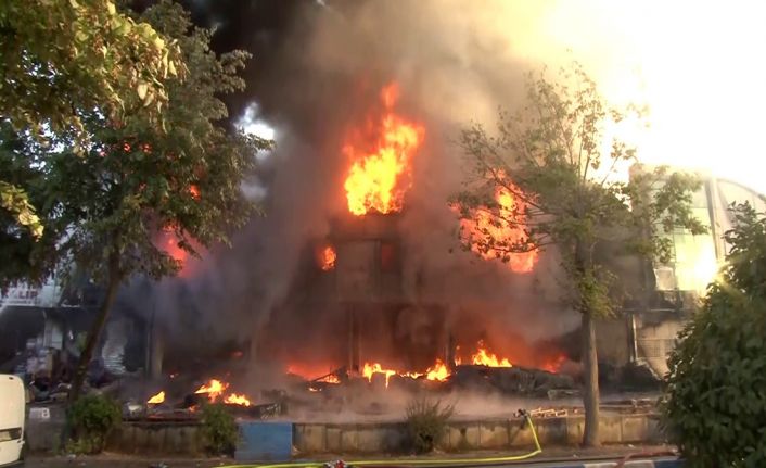 Bağcılar Mahmutbey Mahallesi’nde bulunan İstanbul Toptancılar Çarşısı’ndaki (İSTOÇ) bir iş yerinde yangın çıktı. İhbar üzerine bölgeye çok sayıda itfaiye ekibi yönlendirildi.