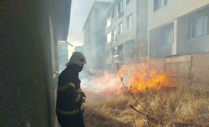 Bahçede çıkan örtü yangını itfaiye ekiplerince söndürüldü