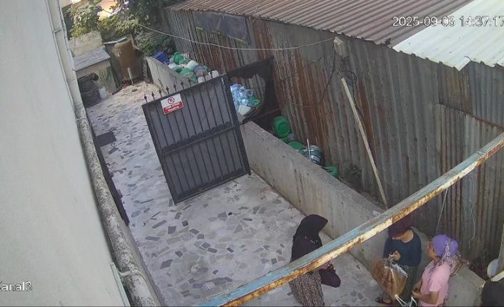 Bahçede kıyafet değiştiren kadınlar, merak konusu oldu