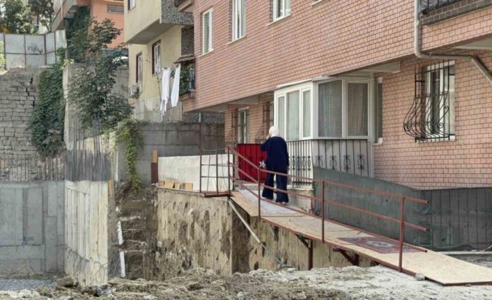 Bahçelievler’deki inşaat, yan binanın girişinde çökmeye neden oldu