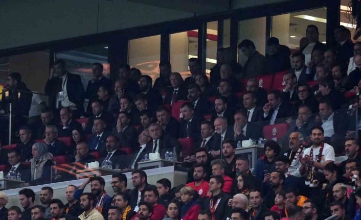 Bakan Bak, Galatasaray - Liverpool maçını takip etti